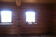Вікна в дерев'яному будинку