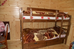 Деревянная двухъярусная кровать