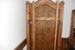 деревянный шкаф